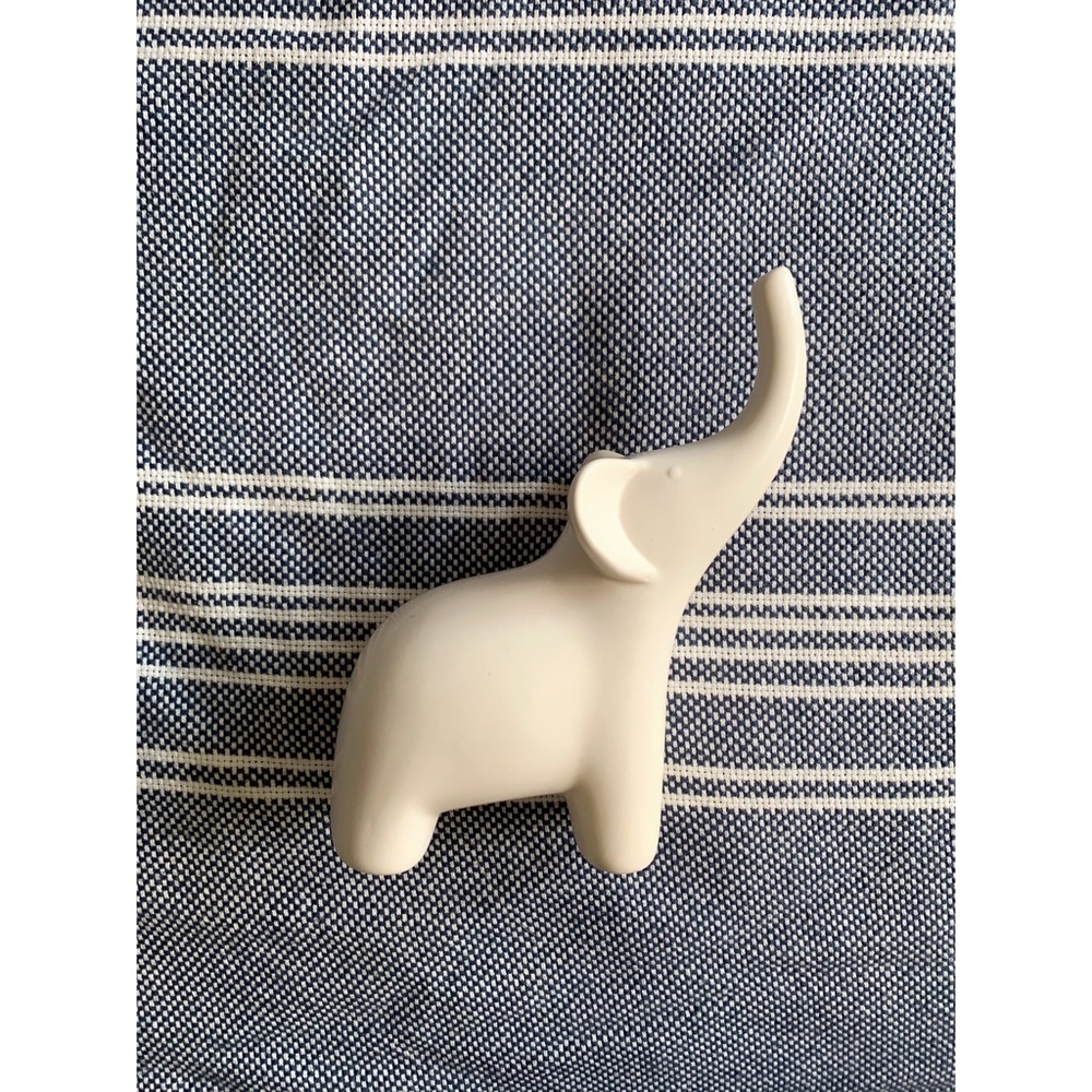 5/$25 🌸 White ceramic elephant